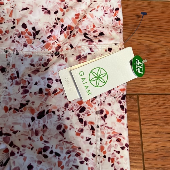 GAIAM OM HIGH RISE POCKET CAPRI XS/TP - Picture 2 of 5